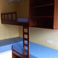Dormitorio alistonado de pino teñido