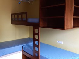 Dormitorio alistonado de pino teñido