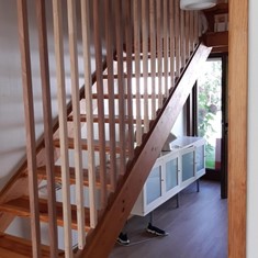 Ecalera maciza con listones verticales