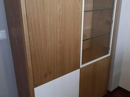 Muble para salón Roble rechapado y DM lacado