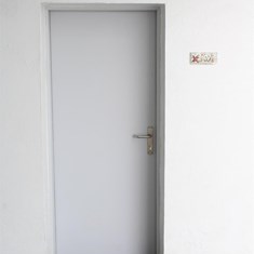 Puerta de seguridad aula (3).JPG