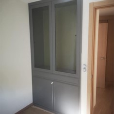 Vitrina en hall lacado gris